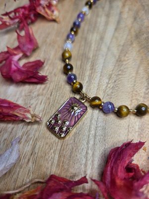 Collier Talisman Grigri Carte Soleil – Améthyste, Cristal de Roche, Œil de Tigre – Pierres naturelles, Acier inoxydable doré « Je suis alignée et protégée »