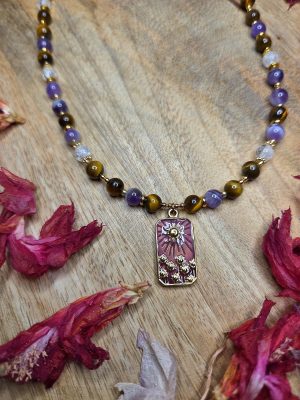 Collier Talisman Grigri Carte Soleil – Améthyste, Cristal de Roche, Œil de Tigre – Pierres naturelles, Acier inoxydable doré « Je suis alignée et protégée »
